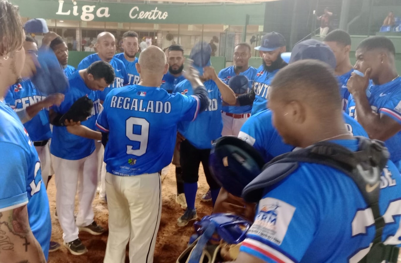 La liga Centro se impuso por súper nocaut a los Picapiedras, 15-0, y avanzó a la siguiente ronda de la categoría Júnior Superior del torneo de softbol Rubén Pimentel del Distrito Nacional. (Fuente externa)