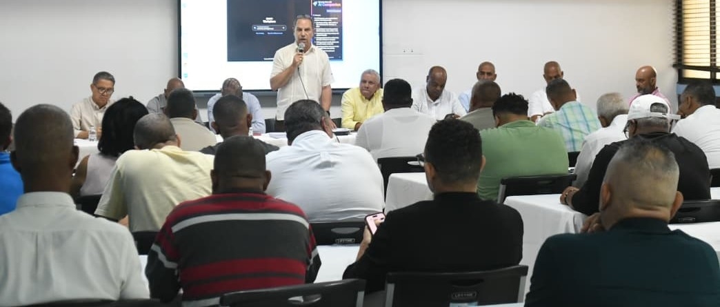 El presidente de la Federación Dominicana de Softbol, ingeniero Garibaldy Bautista, mientras exponía su informe en la asamblea general de delegados. (Prensa/Fedosa-M. Avila María)