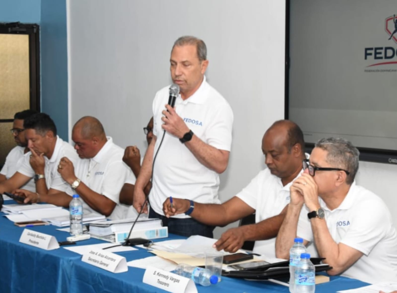 • El ingeniero Garibaldy Bautista, presidente de la Fedosa, presenta su informe ante la asamblea de delegados durante la Asamblea General Ordinaria, celebrada el sábado 17 de enero de 2026. (Prensa Fedosa / M. Avilamaría)