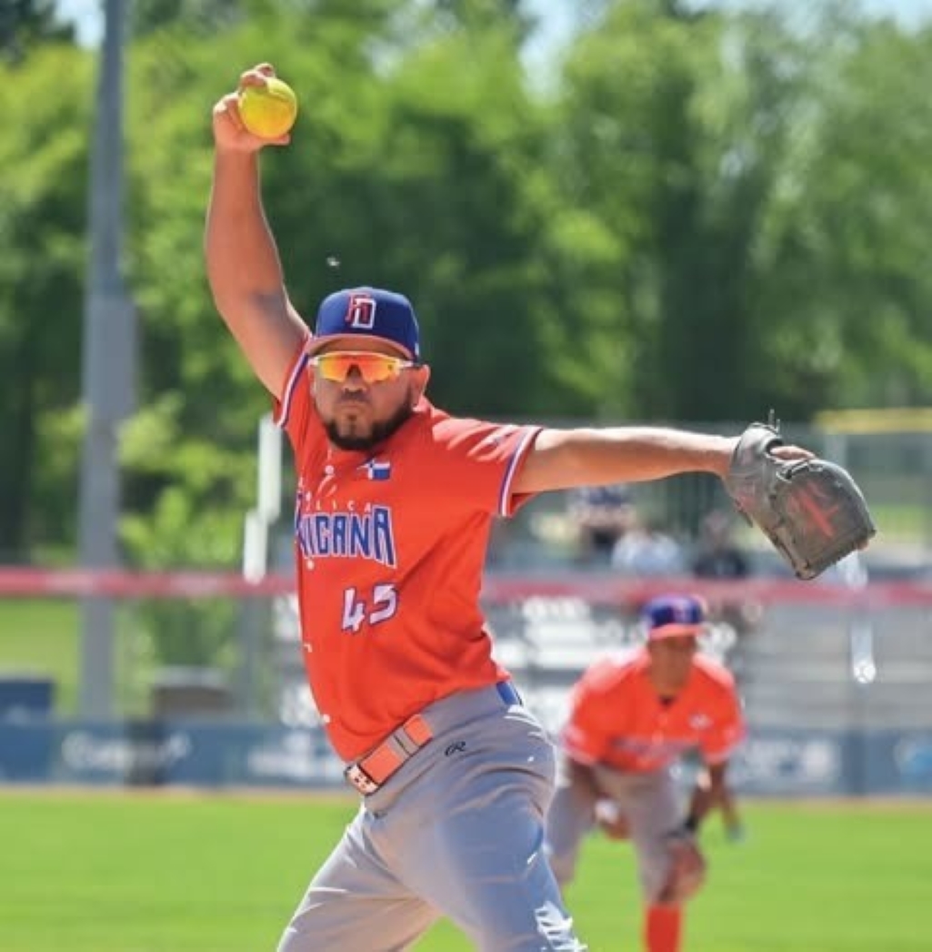Yan Carlos “El Pinto” González fue clave desde la lomita, dominando durante tres entradas para guiar a República Dominicana a su primera victoria en el XIII Campeonato Panamericano de Softbol Masculino, que se celebra en Montería, Colombia. (Fuente externa)